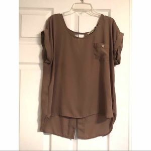 ✨ Tan shirt with buttoned back